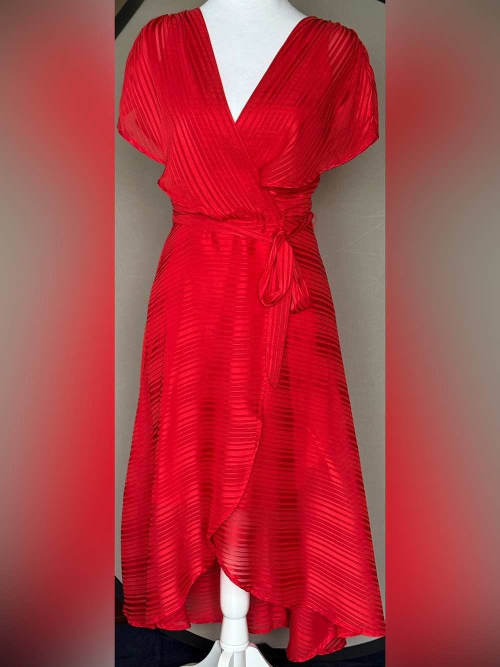 Lulu’s red wrap midi dress / size small